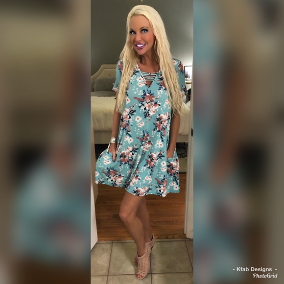 🥰Baby Blue Floral Cage Front Pocket Dress! - Picture 2 of 4